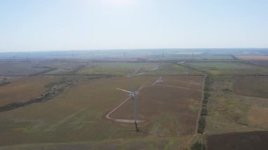 Rüzgar türbini tarım jeneratörü. Gelecekteki teknolojiler için yenilenebilir enerji üretimi