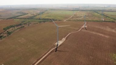 Yeşil alanlarda rüzgar türbinleri, hava manzarası. Alternatif elektrik, sürdürülebilir kaynaklar, yenilenebilir enerji kavramı