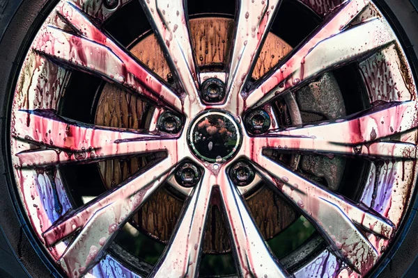 Carro roda processo de limpeza. Limpador de bordas dá reação química roxa ao remover inclusões de metal ou ferro e poeira de freio. Lavagem de carro detalhada — Fotografia de Stock