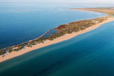 Gün batımında deniz ve Liman arasında kumlu bir sahil manzarası, İHA 'dan hava manzarası. Blagoveshchenskaya, Anapa bölgesi, Rusya