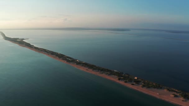 Longue flèche avec plage de sable entre mer et liman au coucher du soleil, vue aérienne depuis drone. Blagovechtchenskaya, région d'Anapa, Russie — Video
