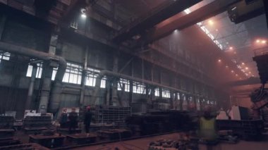 Metalurji fabrikasında kısa süreli çalışma süreci, ağır sanayi fabrikası atölyesi