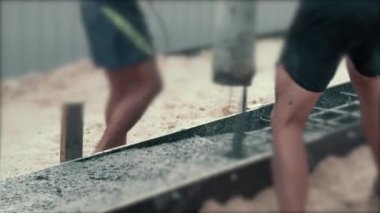 Sıvı beton ve güçlendirilmiş demirle doludur. Yapı temellerinin inşası