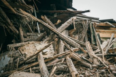 Eski harabeye dönmüş bina. Evin dağıtılması veya felaketten sonra