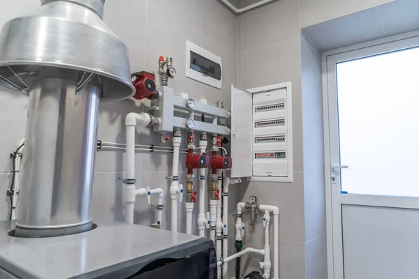 Distribuidor automático de calefacción central en sala de calderas —  Fotos de Stock