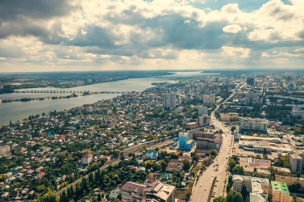 Voronezh panorama uppifrån. Flygfoto över staden i solig sommardag, Ryssland — Stockfoto