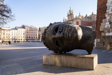 Igor Mitoraj 'ın anıtsal bronz baş heykeli 