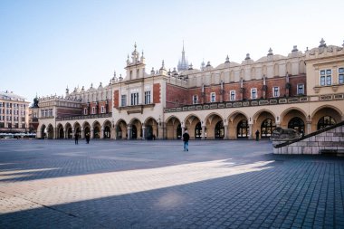 Polonya 'nın Krakow kentindeki Ana Pazar Meydanı' ndaki tarihi Rönesans tarzı Kuaför Salonu 'nun (Sukiennice) dış görünüşü. Açık gökyüzünün altındaki UNESCO 'nun listelediği Eski Şehir' in belirgin bir simgesi..