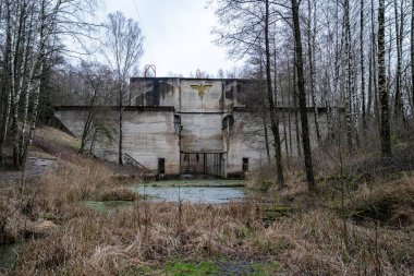 Bitmemiş Leniewo Grne kilidinin devasa beton yapısı 1942 'de Almanlar tarafından terk edilmiş. Fotoğrafta Nazi Reichsadler kartalının ambleminin ilk yerleştirildiği yere verilen teneffüs anıtı sergileniyor.
