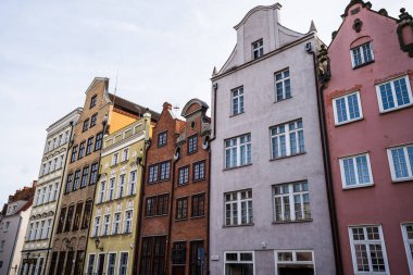 16. yüzyıl İspanyol gözlem kulesinin manzarası, Torre di Bar, Bari Sardo, Ogliastra 'da kayalık bir çıkıntıya tünemişti. Fotoğraf, yakındaki ormanın çam dalları tarafından çerçevelenmiş altın kumlu plajı ve el değmemiş Akdeniz 'i gösteriyor.