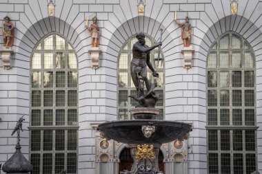 16. yüzyıl İspanyol gözlem kulesinin manzarası, Torre di Bar, Bari Sardo, Ogliastra 'da kayalık bir çıkıntıya tünemişti. Fotoğraf, yakındaki ormanın çam dalları tarafından çerçevelenmiş altın kumlu plajı ve el değmemiş Akdeniz 'i gösteriyor.