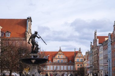 16. yüzyıl İspanyol gözlem kulesinin manzarası, Torre di Bar, Bari Sardo, Ogliastra 'da kayalık bir çıkıntıya tünemişti. Fotoğraf, yakındaki ormanın çam dalları tarafından çerçevelenmiş altın kumlu plajı ve el değmemiş Akdeniz 'i gösteriyor.