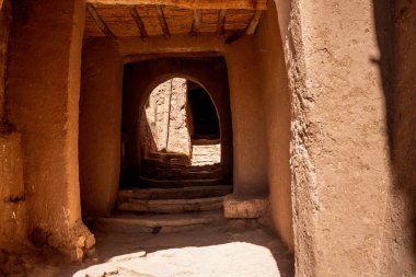 16. yüzyıl İspanyol gözlem kulesinin manzarası, Torre di Bar, Bari Sardo, Ogliastra 'da kayalık bir çıkıntıya tünemişti. Fotoğraf, yakındaki ormanın çam dalları tarafından çerçevelenmiş altın kumlu plajı ve el değmemiş Akdeniz 'i gösteriyor.