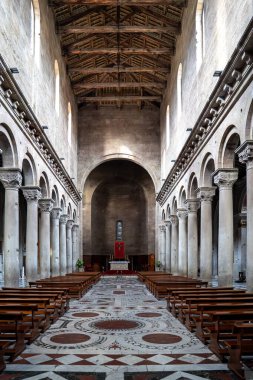 Viterbo 'daki San Lorenzo Katedrali' nin görkemli manzarası. Görüntü, 12. yüzyılın görkemli kostümlü zeminini, Roma başkentlerinin sıralarını ve ahşap kiriş tavanını vurguluyor.