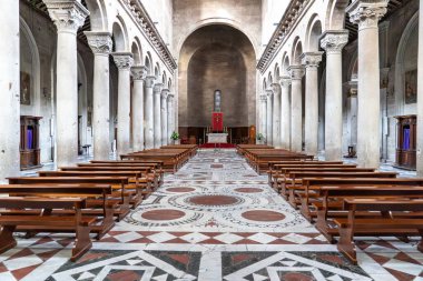 Viterbo 'daki San Lorenzo Katedrali' nin içerisine bir bakış açısı. Görüntü, 12. yüzyılın görkemli kostümlü zeminini, Roma başkentlerinin sıralarını ve bu tarihi papalığın kutsal, kutsal atmosferini gözler önüne seriyor.