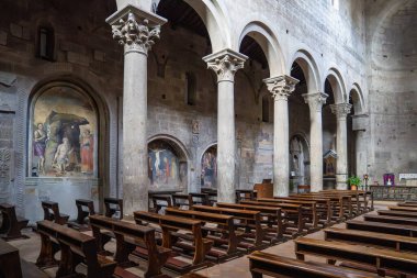 Viterbo 'daki Santa Maria Nuova Kilisesi' nin pitoresk bir iç manzarası. Çekimde, 14. ve 15. yüzyıllardan kalma duvar oymaları ve ortaçağ freskleriyle karakteristik peperino taşı sütunları yer alıyor.