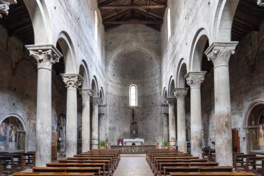 Viterbo 'daki Santa Maria Nuova Kilisesi' nin merkez sahasına resmi bir bakış açısı. Görüntü, 12. yüzyılın saf Roma mimarisini gözler önüne seriyor, monolitik peperino taş sütunlar, oyulmuş başkentler, ahşap bir kiriş tavanı ve