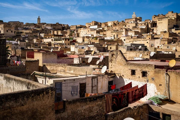 UNESCO 'nun Dünya Mirası sitesi Fes el-Bali Medina' nın çarpıcı panoramik manzarası. Görüntü Fas günlük yaşamının özünü yakalıyor. Teraslarda kurutmak için renkli çamaşırlar asılı duruyor. Çok sayıda uydu antenleri mercan tabaklarını süslüyor.