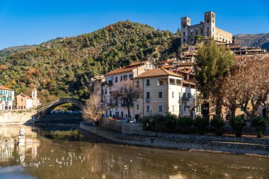 Ligurya 'nın tarihi Dolceacqua köyünün pitoresk bir gündüz manzarası. Çekimde Nervia nehri üzerindeki 15. yüzyıl 