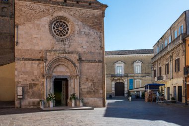 Vasto 'nun tarihi merkezinde Lucio Valerio Pudente' nin panoramik görüntüsü. Görüntü, tarihi Palazzo d 'Avalos ile birlikte Gotik portalı ve gül penceresi ile Aziz Yusuf Katedrali' nin orijinal yüzyıldaki cephesini gösteriyor.