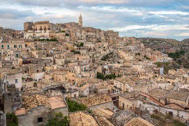 UNESCO 'nun Dünya Mirası sitesi Matera' nın antik troglodit yerleşiminin yer aldığı olağanüstü geniş açılı bir çekim. Görüntü Sassi bölgelerinin yoğun tarihi yapısını vurguluyor. Mağara evleri Tuff Rock ve Chara 'ya oyulmuş.
