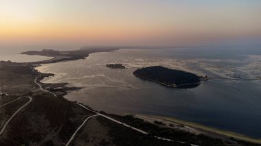 Altın saat boyunca Udine Kalesi tepesinden güzel bir manzara. Görüntü Piazza Libert 'teki Saat Kulesi' ni iki bronz bozkırı olan Simon ve Anel 'le birlikte çan saatlerini gösteriyor. Solda, Ven 'deki zarif Lippomano Portico.