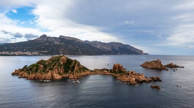 Arbatax Körfezi 'nde bulunan Isolotto d' Ogliastra olarak bilinen küçük granitik takımadanın çarpıcı bir hava aracı panoraması. Görüntü, kristal berrak sularla çevrili karakteristik kırmızı porfiri ve pembe granit kayaları gösteriyor.