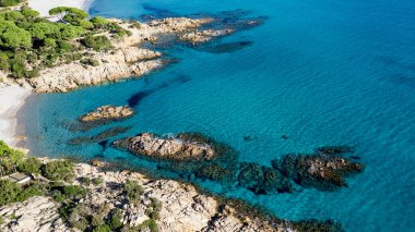 Cala Liberotto kıyı şeridinin bir parçası olan Marzellinu koyunun çarpıcı insansız hava aracı görüntüsü. Görüntü şeffaf turkuaz suları, yükselen granit resifleri ve Orosei Körfezi 'ndeki bu paradisiacal koyu çevreleyen yemyeşil çam ormanlarını gösteriyor..