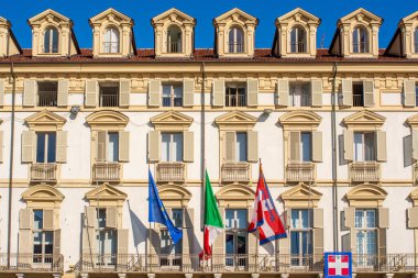 Torino 'daki Piedmont Bölgesi Sarayı' nın Barok cephesi. Yurt, pencere ve bayrakların ayrıntıları: İtalya, AB ve Piedmont. Piazza Castello 'nun tarihi UNESCO kalbinde ikonik kurumsal dönüm noktası. İtalyan mimari mirası.