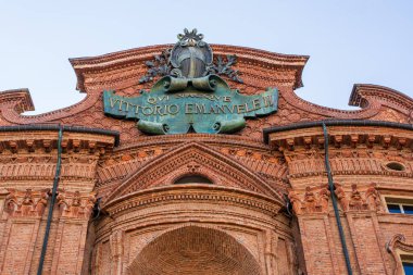 Guarino Guarini 'nin Torino' daki Palazzo Carignano 'nun barok cephesinin ayrıntıları. Açığa çıkan tuğla işleriyle ilgili Kral 2. Victor Emmanuel 'in anısına yapılan yazının yakın çekimi. UNESCO sitesi, Piedmontese barok mimarisinin başyapıtı. İtalya.