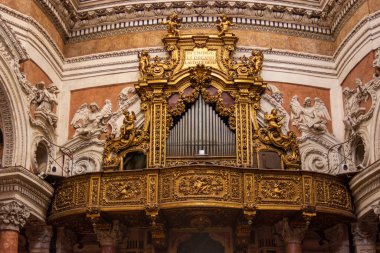 Torino 'daki San Lorenzo Kilisesi' ndeki altın org ve Barok korosunun ayrıntıları. Altın yaprak süslemeleri, melek heykelleri ve Guarino Guarini 'den sıva. Savoy Barok başyapıtı, UNESCO sitesi, Piedmont, İtalya.