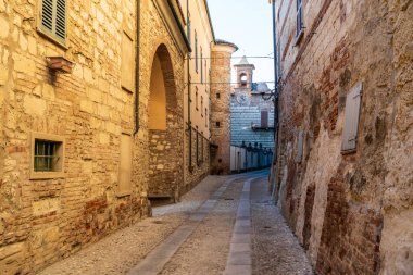 İtalya 'nın en güzel köylerinden biri olan Cella Monte' nin kalbindeki kaldırım taşı sokağının manzarası. Görüntü, 