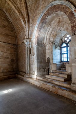 İtalya, Castel del Monte 'deki taht odasının içi. Kırmızı mercan brreccia çerçeveli, yan koltukları ve basamakları olan Gotik bir pencere. Ortaçağ Swabian mimarisi, UNESCO Dünya Mirası Andria, Güney İtalya.
