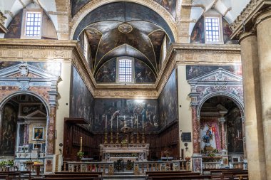 Gelibolu Katedrali 'ndeki sunağın büyük manzarası. Polikrom mermerler, oyulmuş ahşap bir koro ve duvarları ve kasaları süsleyen devasa Barok tuvalleri. Salento, Apulia, İtalya 'daki kutsal sanat ve mimarinin bir başyapıtı.