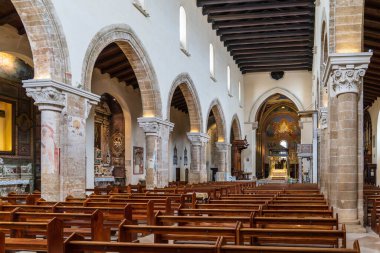 Nardo Katedrali, Puglia. Fotoğraf, sivri kemerli naf, figür başkentli Romanca sütunlar, ahşap bir kiriş tavanı ve Salento, İtalya 'nın kutsal ve tarihsel atmosferini yakalayan freskli maymunu gösteriyor..