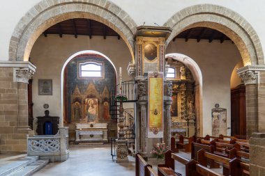 Nardo Katedrali, Puglia 'nın iç manzarası. Fotoğrafta taş kemerler, sarmal merdivenleri, sıraları ve ortaçağ freskleriyle süslenmiş sunakları ve İtalya 'da kutsal, tarihi bir atmosferde bulunan Barok heykelleri yer alıyor..