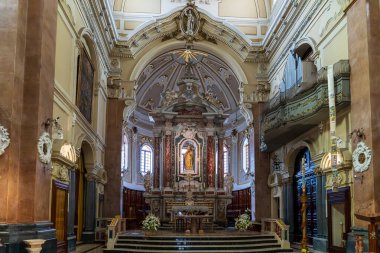 San Martino Bazilikası 'ndaki sunak manzarası, Martina Franca. Fotoğrafta bol renkli mermerler, heykeller, yan boru orgu ve tipik Itria Vadisi, Puglia, İtalya 'nın anıtsal mimarisi ile gösterişli Barok dekoru yer alıyor..