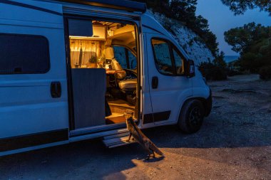 Yan kapısı açık ve sıcak iç ışığı olan beyaz bir karavan. Vahşi bir tilki alacakaranlıkta bir sahil toprak yolunun girişine merakla yaklaşır. Samimi ve maceraperest bir Vanlife atmosferi eşsiz bir vahşi yaşam karşılaşmasını yakalıyor..