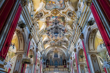 Ispica 'daki Santa Maria Maggiore Bazilikası' nın iç manzarası. Kasada Olivio Sozzi 'nin freskleri (1765) yer almaktadır. Sicilya Barok mimarisi yaldızlı sıva, kadim bir organ ve süslemeli kutsal süslemeler..