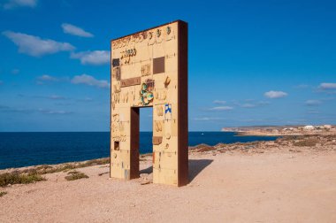 Mimmo Paladino 'nun Lampedusa' daki Avrupa Kapısı Akdeniz mavisine karşı duruyor. Seramik ve demir sanat eserleri göçmenlere adanmış bir anıttır. Karşılama sırasında denizde hayatını kaybedenler için bir hoş geldin ve anma sembolüdür..