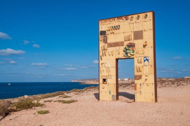 Mimmo Paladino 'nun Lampedusa' daki Avrupa Kapısı Akdeniz mavisine karşı duruyor. Seramik ve demir sanat eserleri göçmenlere adanmış bir anıttır. Karşılama sırasında denizde hayatını kaybedenler için bir hoş geldin ve anma sembolüdür..