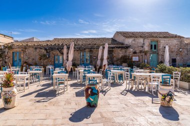 Marzamemi 'deki Regina Margherita Meydanı manzarası. Ön planda 