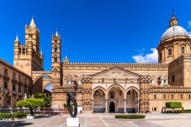 Palermo Katedrali 'ne Arap Norman tarzında geniş bir bakış açısı. Önemli noktalar arasında Gotik Katalan portico, devasa Barok kubbesi ve çan kuleleri yer alıyor. Meydanda Vincenzo Muratore 'nin 
