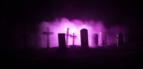 Vista Assustadora Zumbis Cemitério Árvore Morta Lua Igreja Céu Nebuloso — Fotografia de Stock