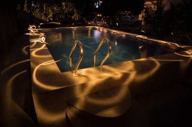 Gece havuzu, tatil geçmişi. Renkli ışık süslemesi. Dondurucu Işık