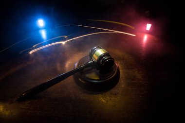 Hukuk, adalet kavramı. Yaratıcı çizim masası süslemesi hakimin tokmağı ile sisli arka planda renkli ışık ile. Seçici odak