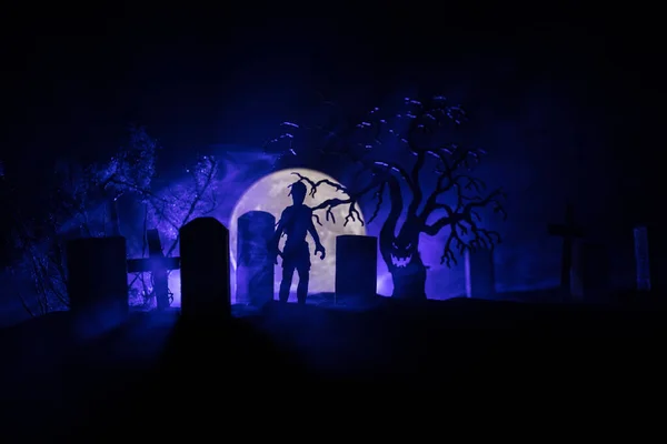 Vista Assustadora Zumbis Cemitério Árvore Morta Lua Igreja Céu Nebuloso — Fotografia de Stock