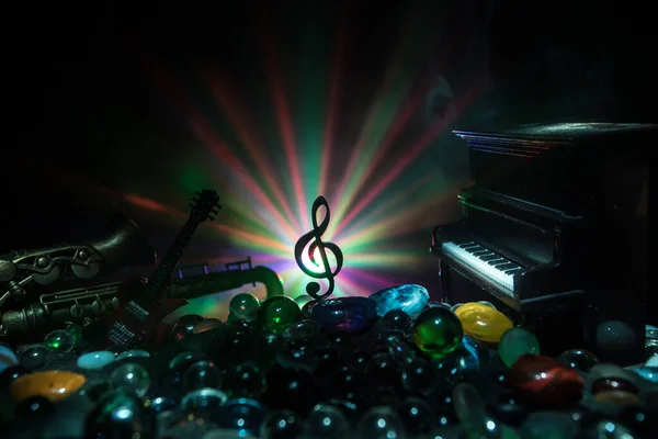 Musikkonzept Musikalisches Symbol Notenschlüssel Aus Edelstahl Miniatur Mit Farbig Getöntem — Stockfoto