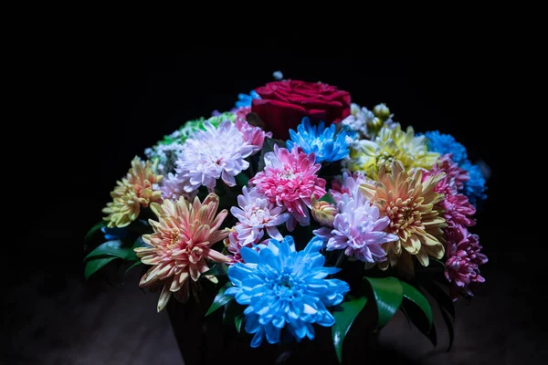 Buquê Flores Bonito Colorido Terreno Escuro Buquê Floral Flores Diferentes — Fotografia de Stock