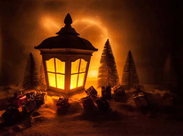 モミの木 月と雪のクリスマス ランタン お祭りの暗い背景 新年の静物はがきランプは夜光るキャンドルと雪に覆われました 休日のコンセプトです アートワーク — ストック写真